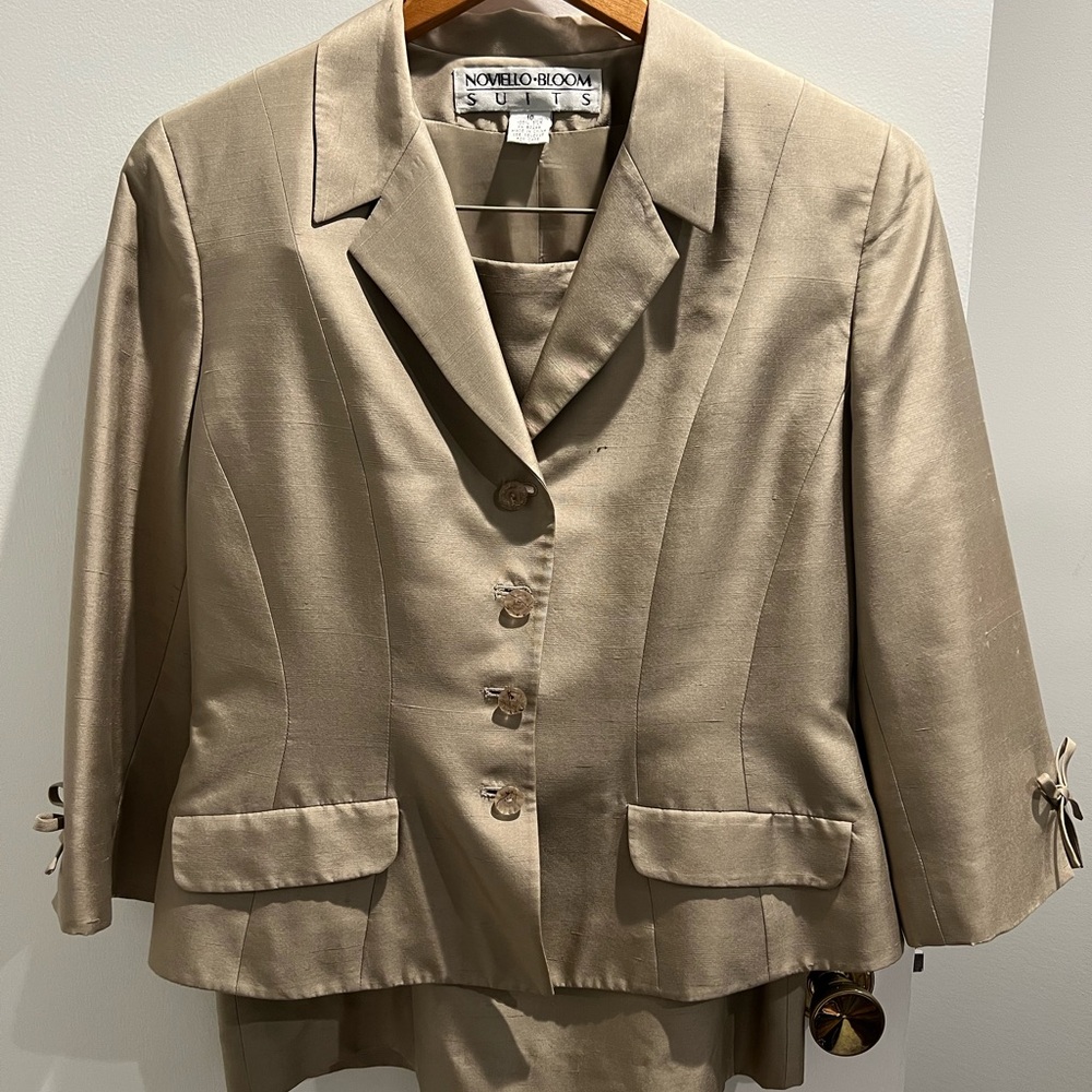 Noviello Bloom 100% Silk Women's Suit Skirt & Jacket. Size 10